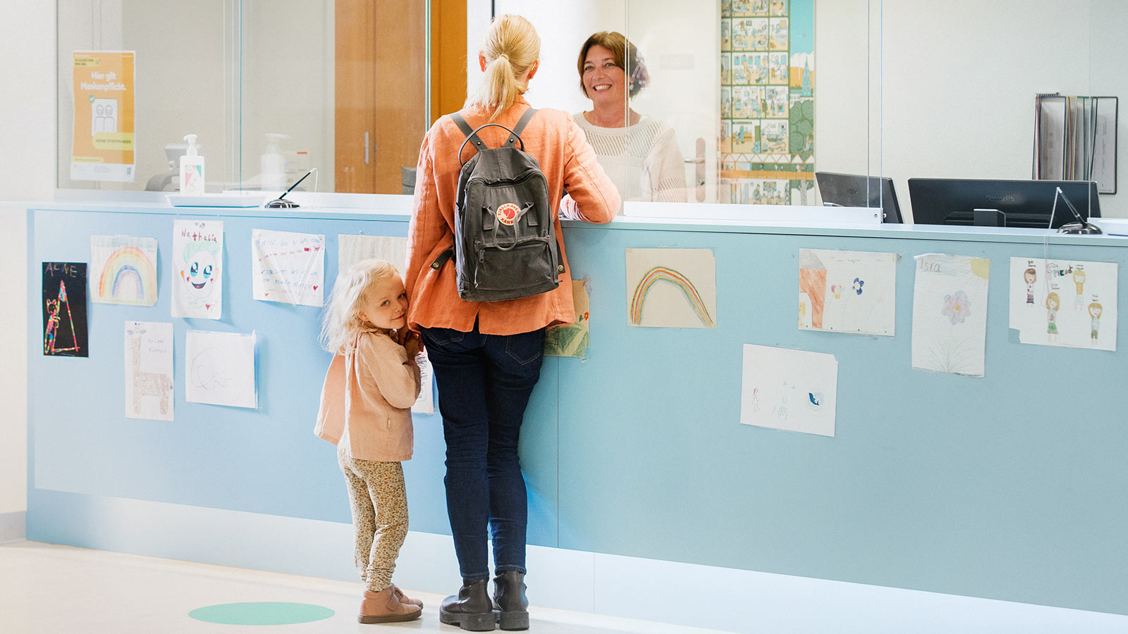 Foto von Mutter und Kind am Empfang der Kinderklinik