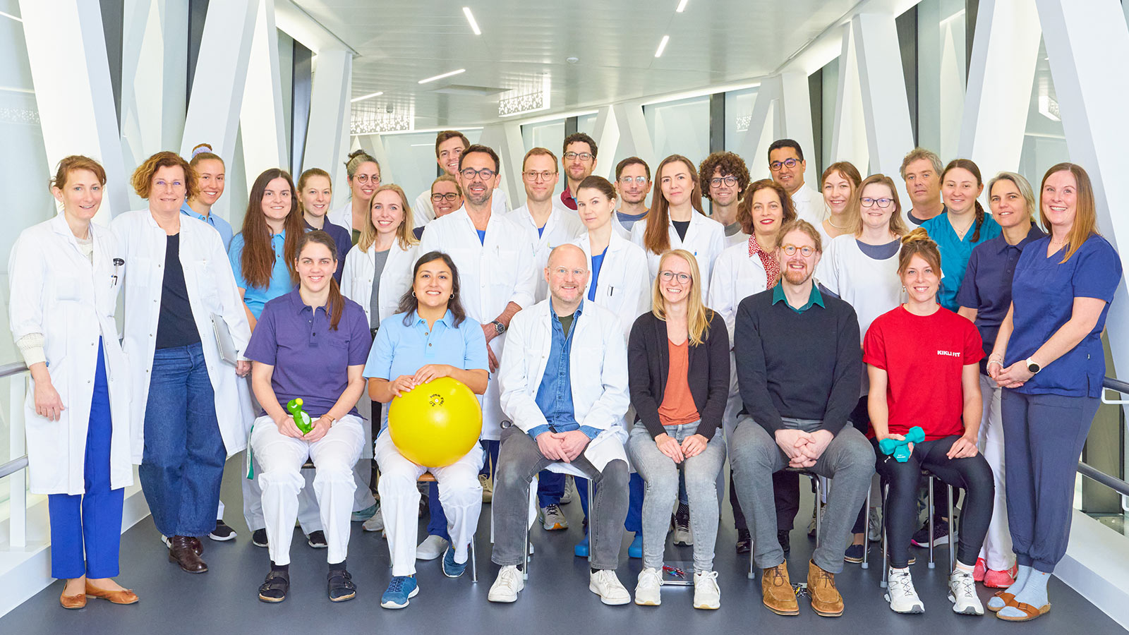 Foto des grossen Teams der Kinder-Neuroonkologie mit Ärzten, Pfegekräften und Therapeuten