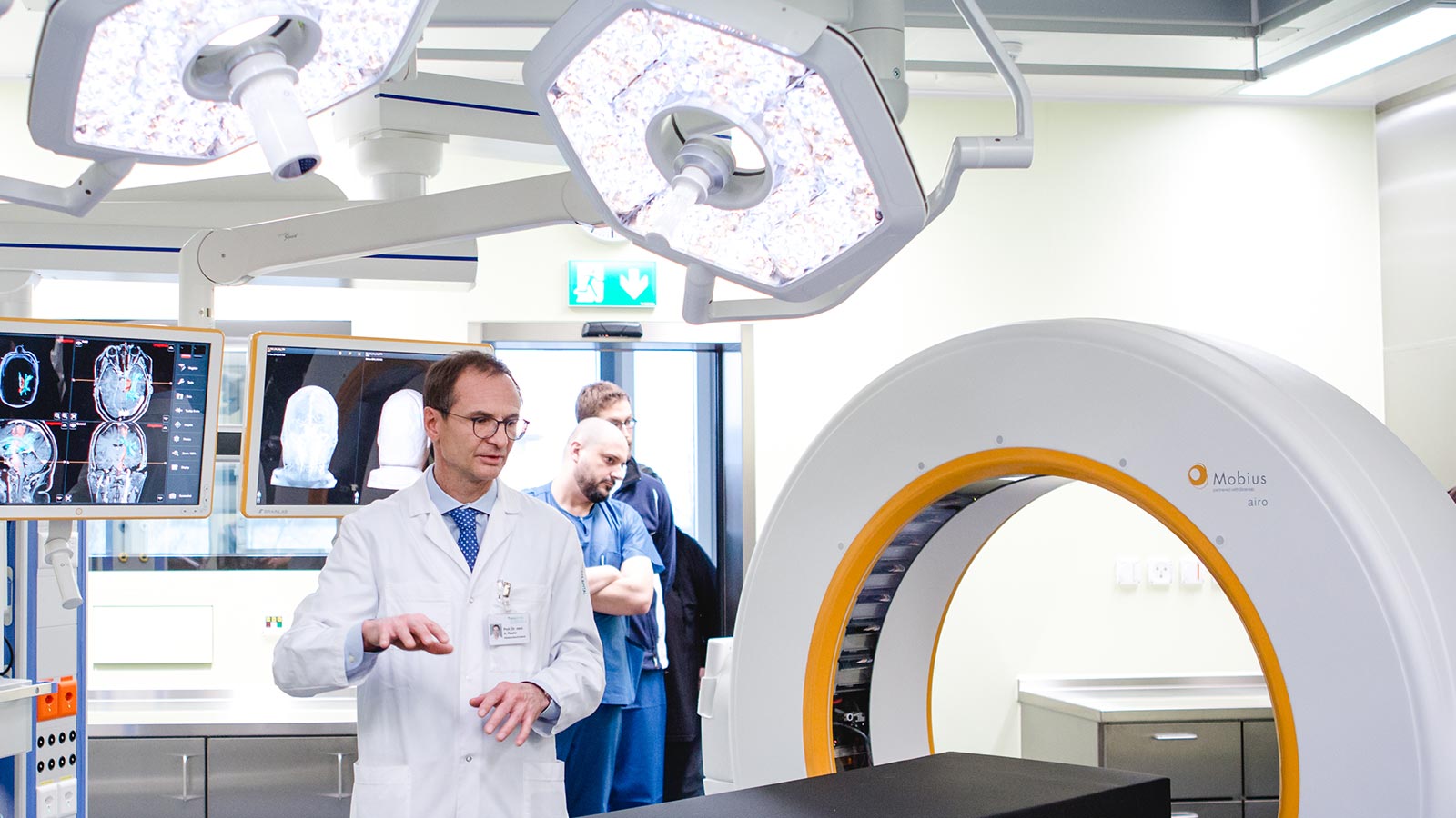 Photo de la tomographie assistée par ordinateur dans la salle d'opération 