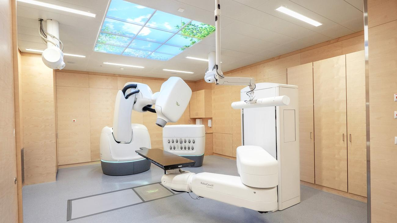 Foto des Strahlentherapieraums mit CyberKnife-Bestrahlungsroboter