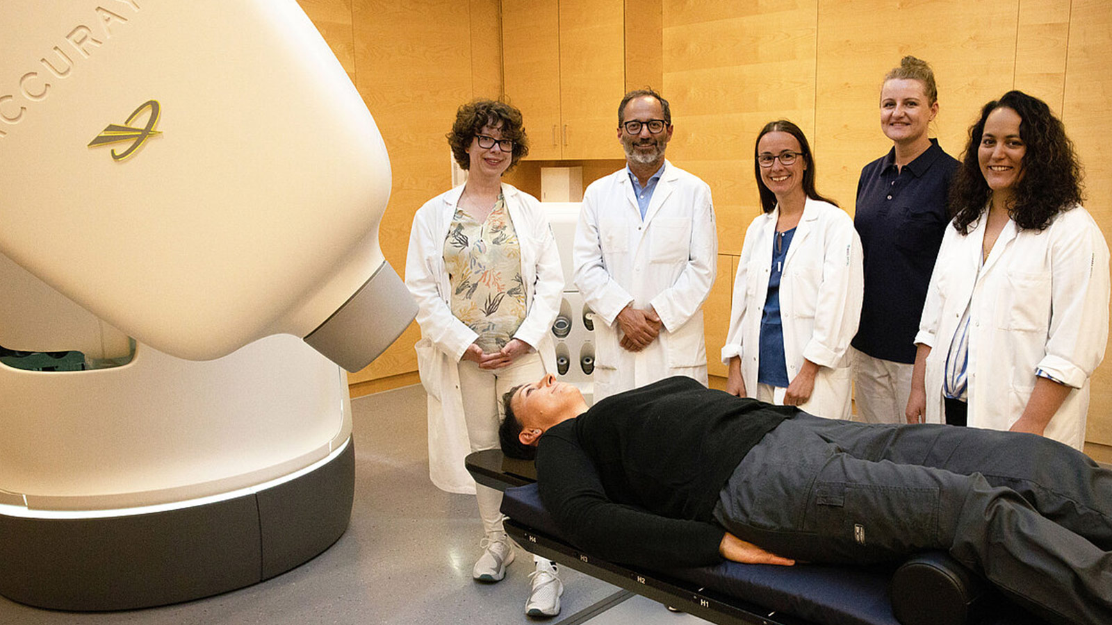 ​Foto von Mitarbeitern der Radiochirurgie vor dem CyberKnife