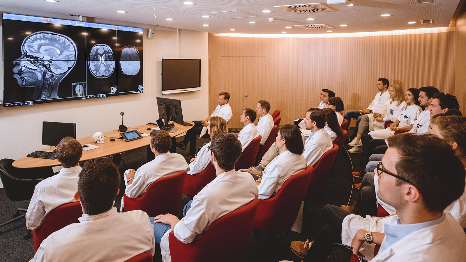 Photo du comité des tumeurs Comité interdisciplinaire des tumeurs. Toutes les options thérapeutiques sont discutées et déterminées individuellement pour chaque patient par une équipe interdisciplinaire.