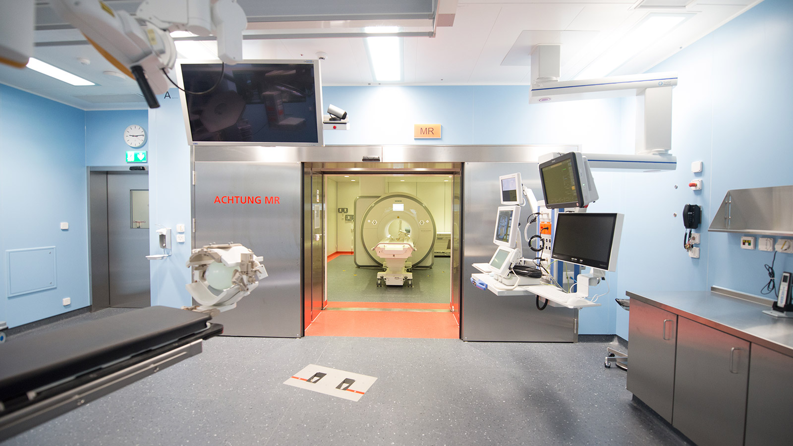 Photo of the MRI in the OR