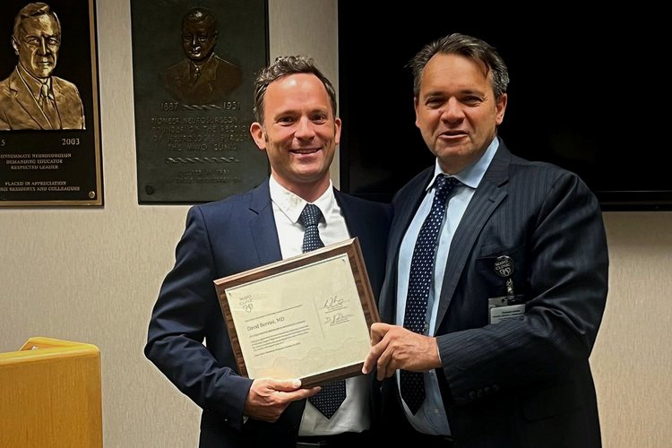 Foto von Prof. David Bervini und Prof. Giuseppe Lanzino